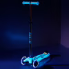 Самокат Micro серії Maxi Deluxe Glow LED" Синій кришталь" (MMD366) - Image 7